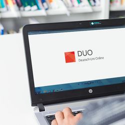 decorative picture: laptop with website "DUO learning materials"