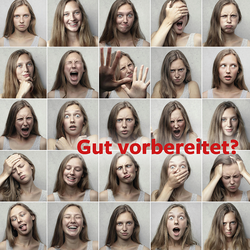 Eine Collage aus 25 verschiedene Gesichtsausdrücken einer jungen Frau