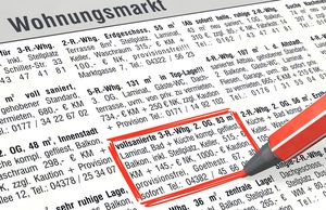 Wohnungsanzeigen in einer Zeitung; ein Angebot ist rot markiert.