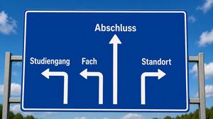 Blaues Wegweiserschild mit Pfeilen zu Studiengang, Fach, Abschluss und Standort.