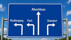Blaues Wegweiserschild mit Pfeilen zu Studiengang, Fach, Abschluss und Standort.