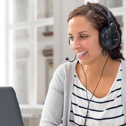 DUO tutor with headset in front of the laptop